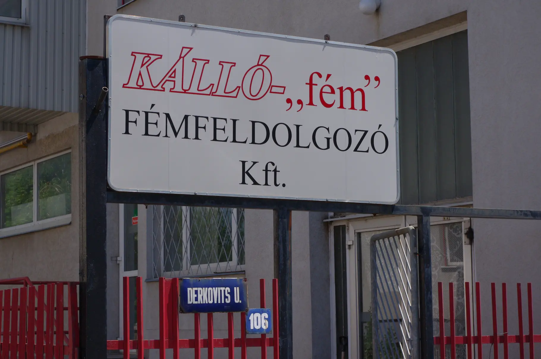 Nyíregyháza telephely bejárat cégtábla
